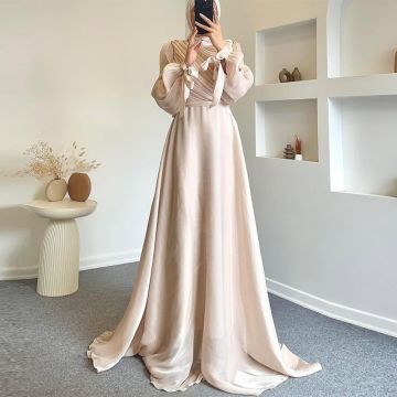 فستان نسائي أنيق مطوي بطول الأرض