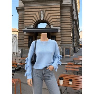 كنزة نسائية قصيرة مكشوفة الخصر بأكمام مزينة بفيونكة