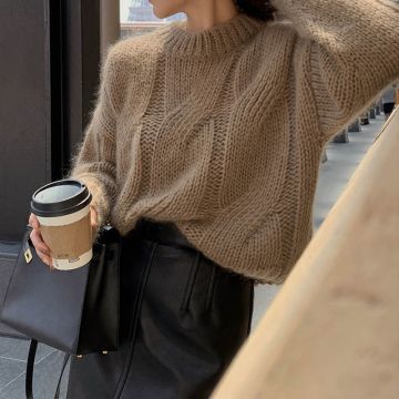 كنزة صوفية سميكة برقبة دائرية بتصميم مزهر
